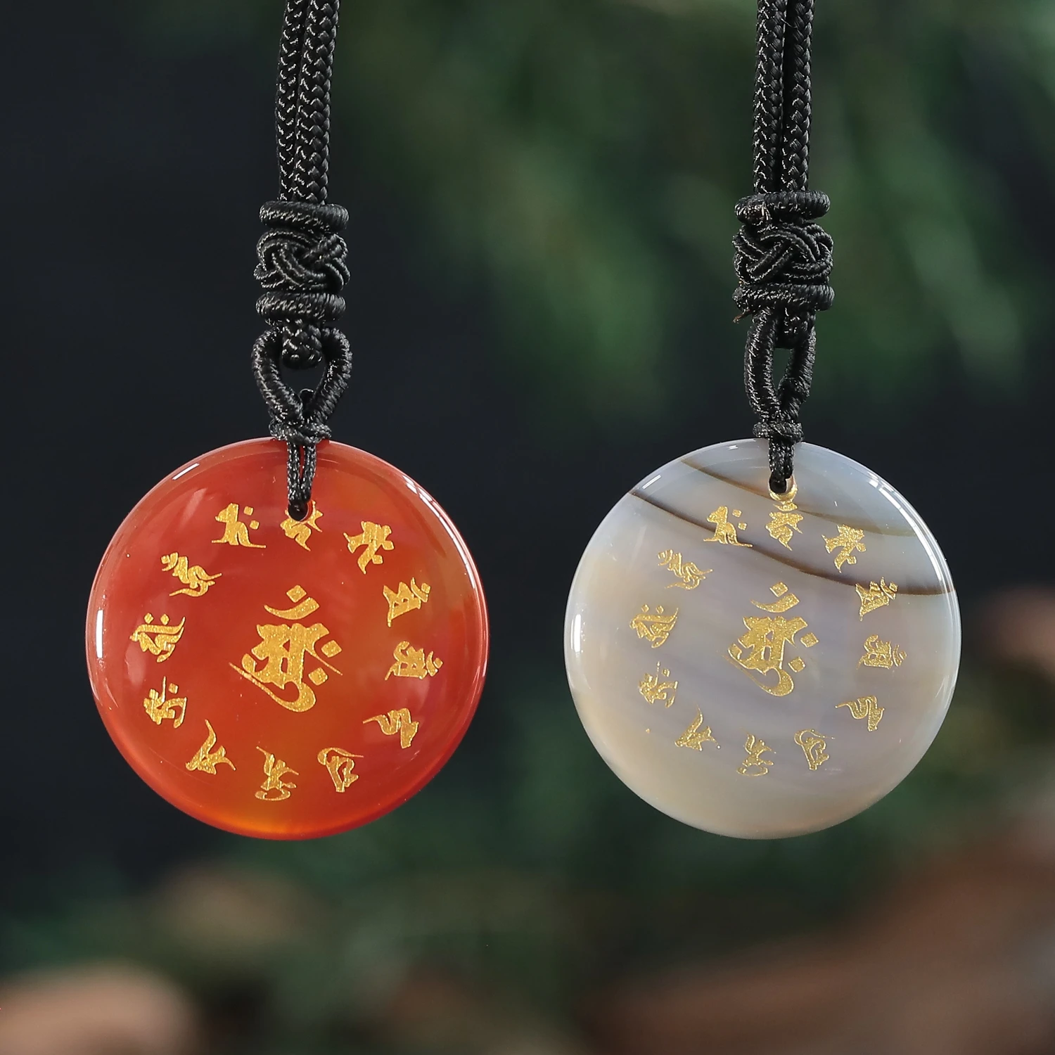 

Natural Crystal Carved Circular Plate Religious Auspicious Pattern Guardian Charm for Men and Women Party Option Pendant