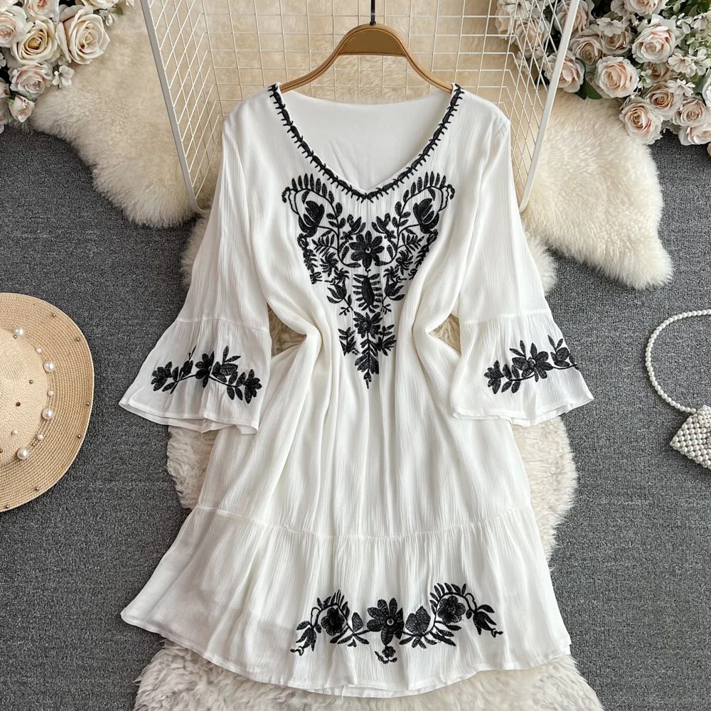 Женское платье-мини с цветочной вышивкой, свободного покроя