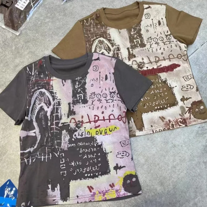 

Футболка с граффити принтом и надписью для женщин, модная Милая Повседневная Эластичная уличная одежда с круглым вырезом для мужчин и женщин, топы для пар, на лето