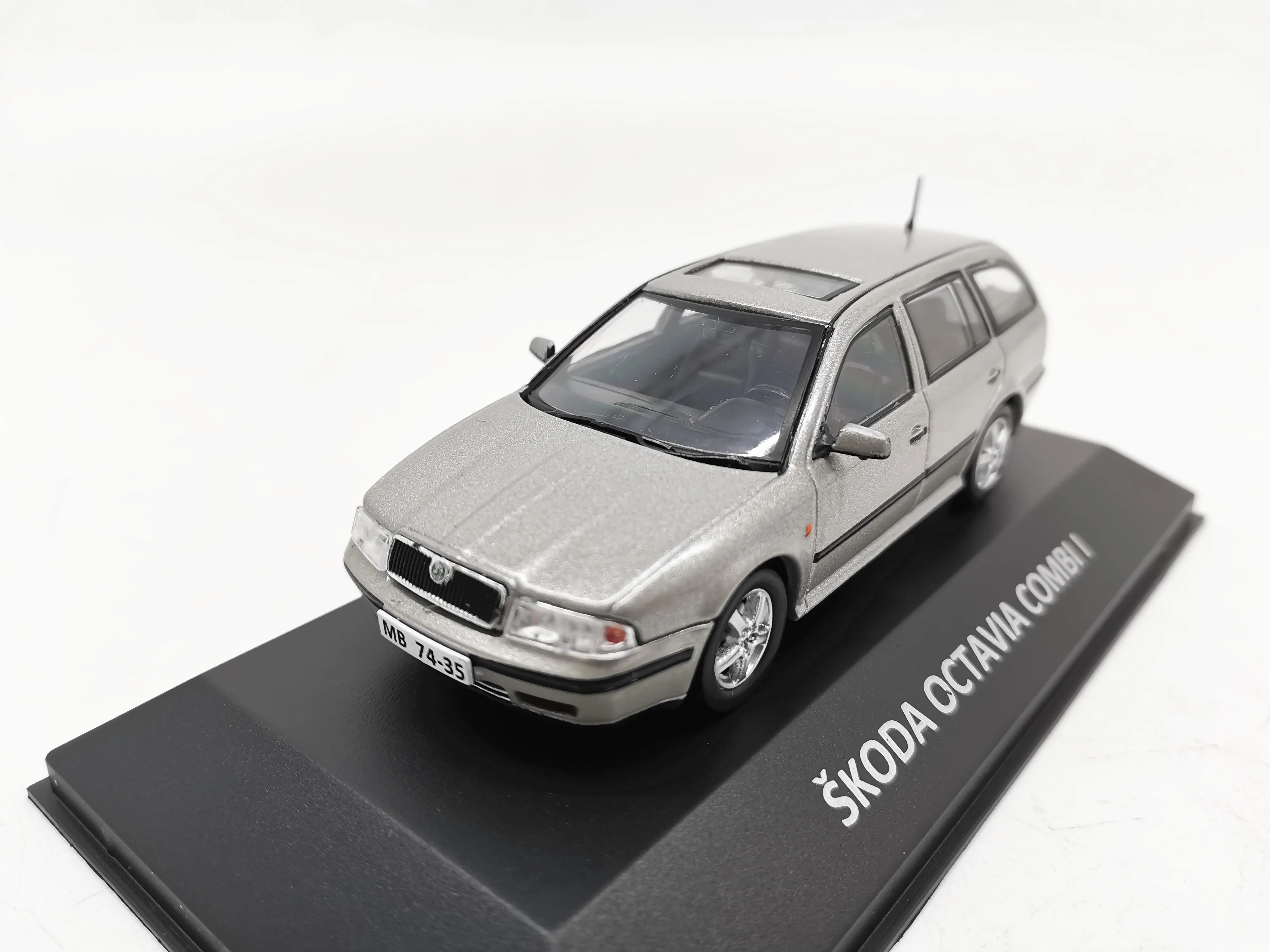 

1:43 OCTAVIA COMBII