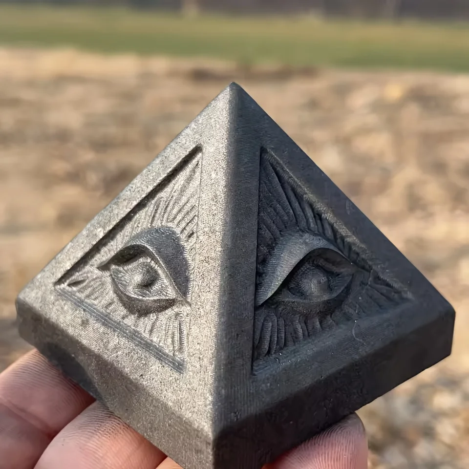 

Шунгитовая пирамида со сложным дизайном