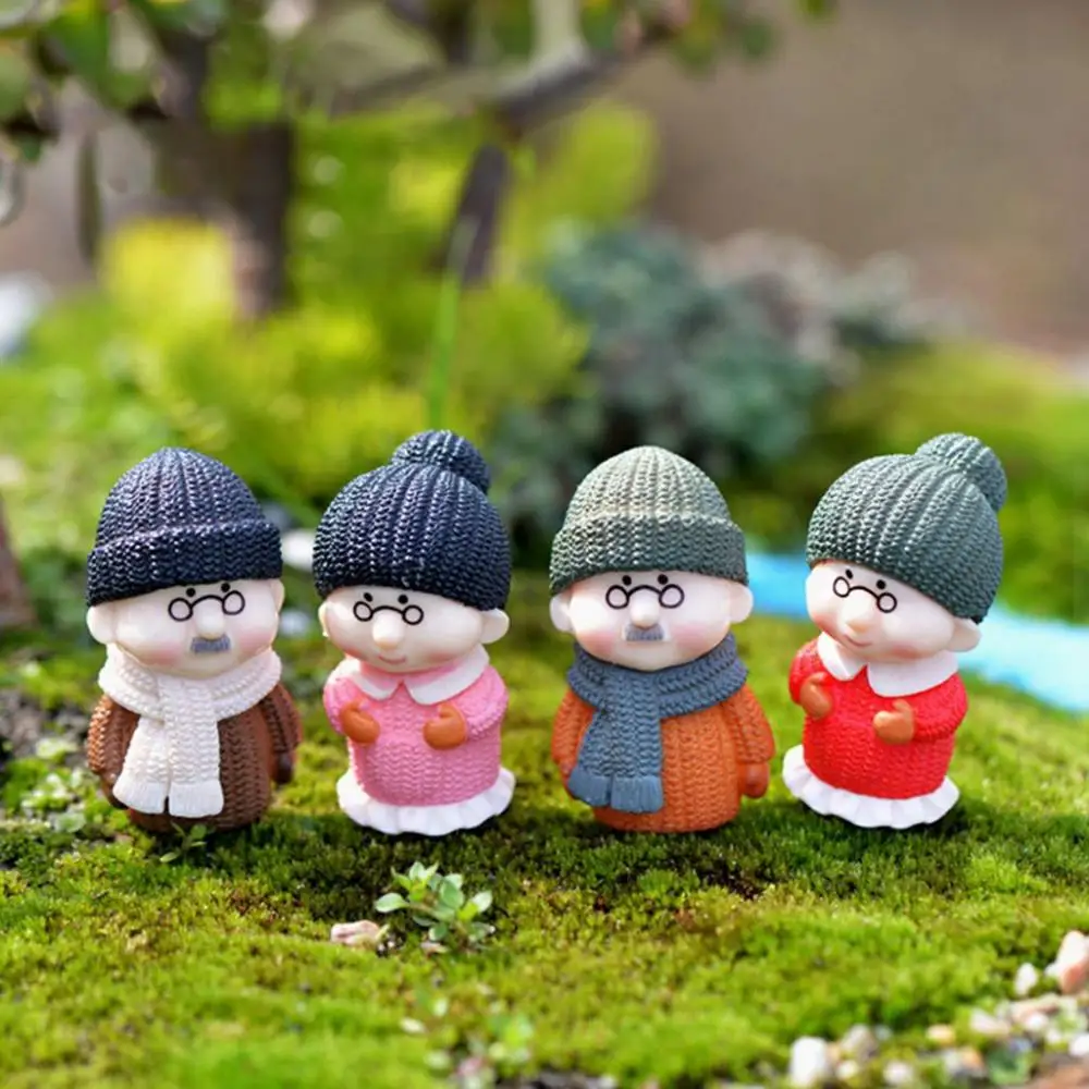 

Grandma and Grandpa Winter Clothing Crafts Gift Old Couples Statue Grandparents Figurines Micro Landscape Cake Ornament