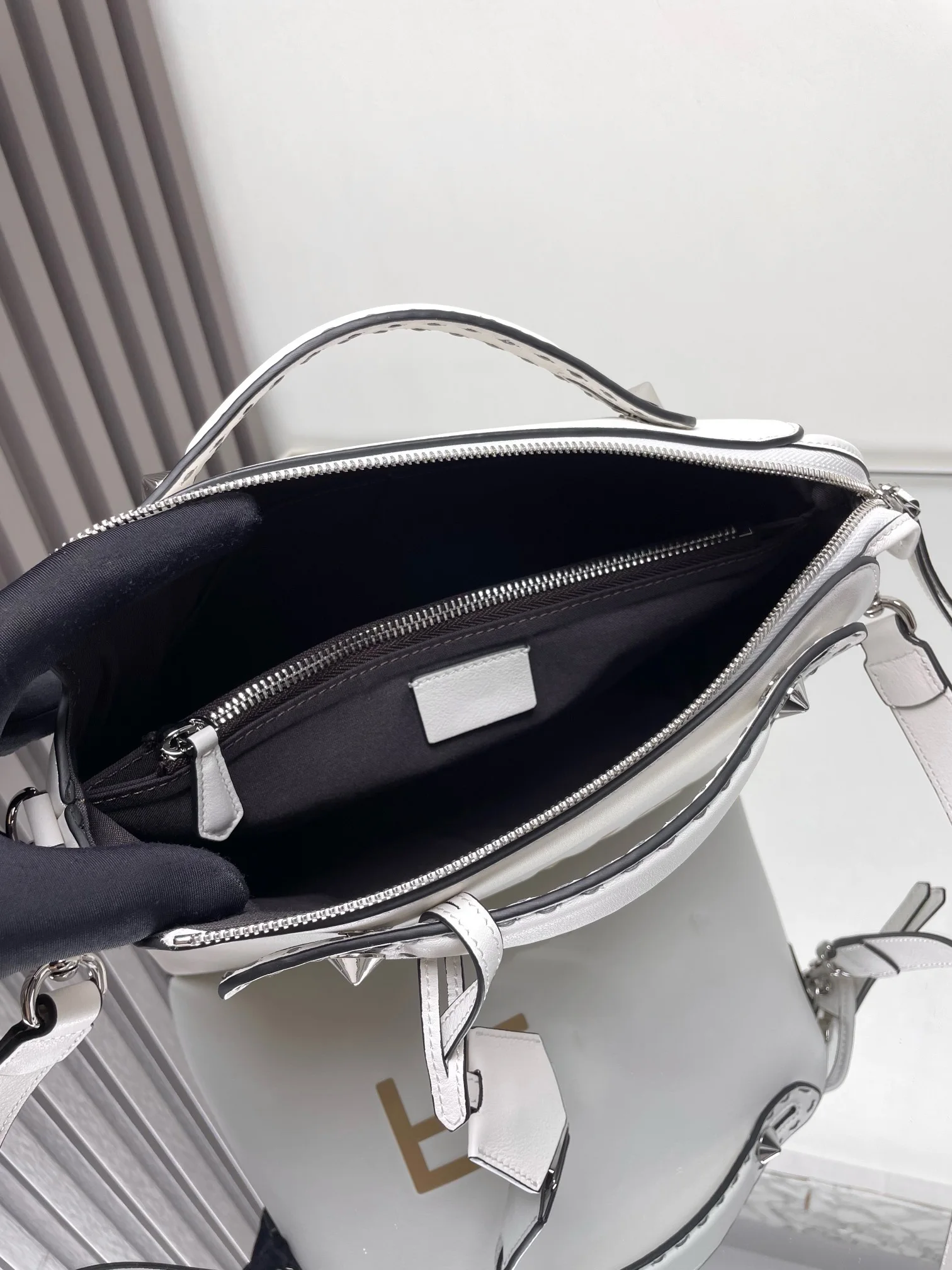 Новая Элегантная Белая кожаная сумка с металлическими ручками и передней