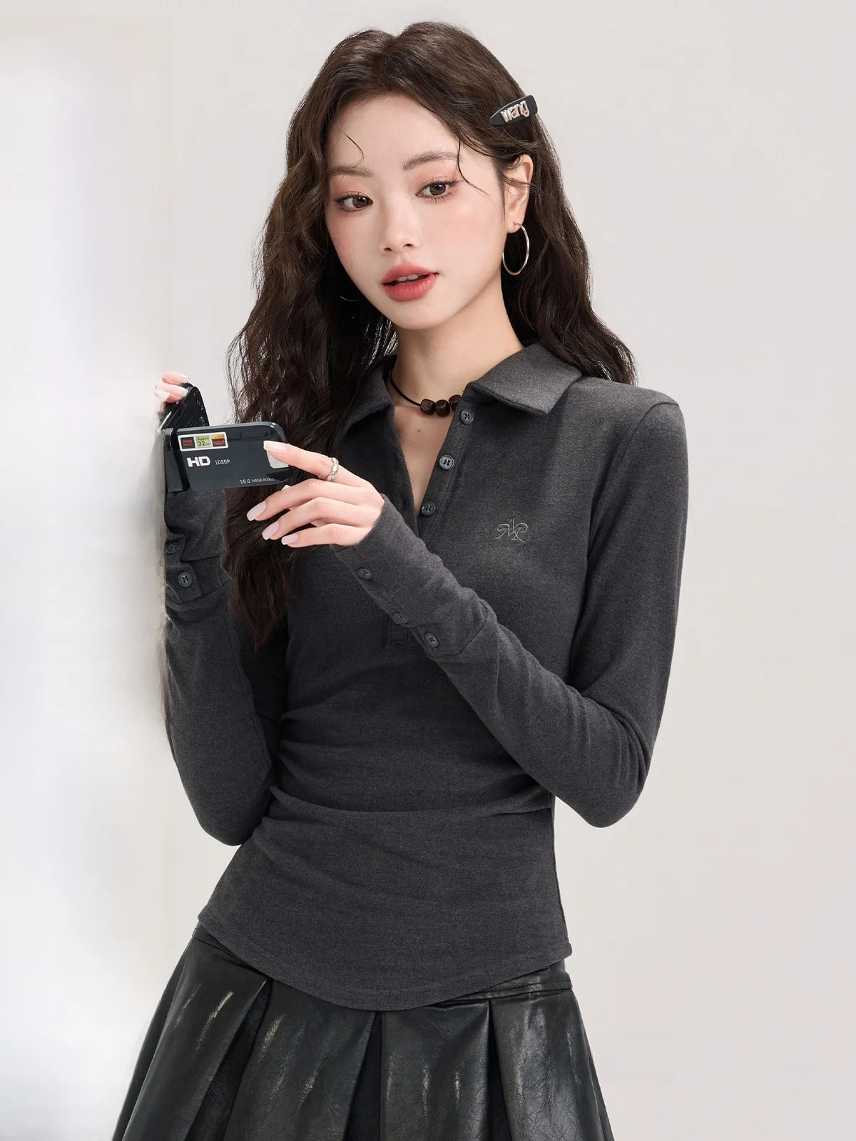 Шикарная маленькая дизайнерская серая рубашка с открытыми плечами облегающая