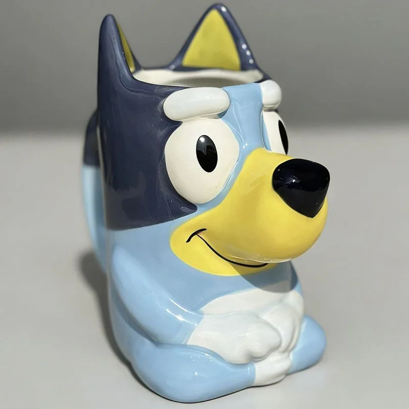 Фото Керамическая кружка Bluey с мультяшным дизайном, кавайная аниме-атрибутика, креативный дизайн с изображением собаки, для кофе, молока, дома, офиса, милая чашка для завтрака, подарки, игрушки №1
