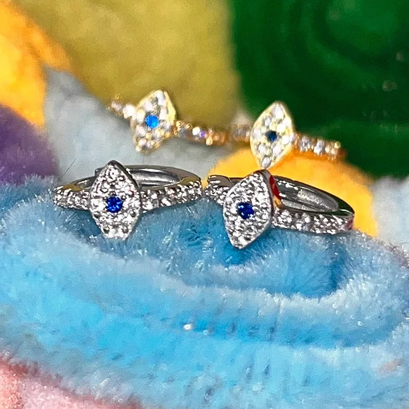 

Серьги-кольца женские серебряные со сверкающими цирконами и злыми глазами