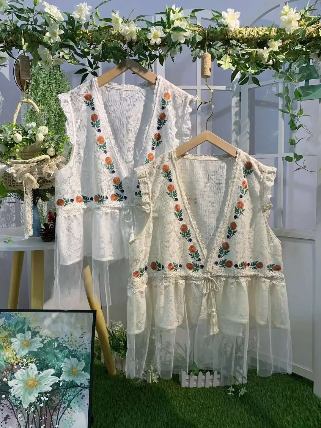 

Summer New Sweet Mesh Embroidered Vest Women V Neck Sleeveless Top 923-46