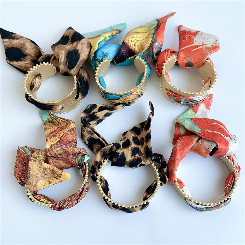 2025 Новая мода элегантный леопардовый шелковый шарф браслет металлический