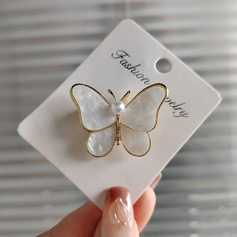 

Vintage Jewelry Imitation Pearl Butterfly Brooches for Women White Color Metal Breast Pin Elegant Corsage Ladies Gifts Ornaments