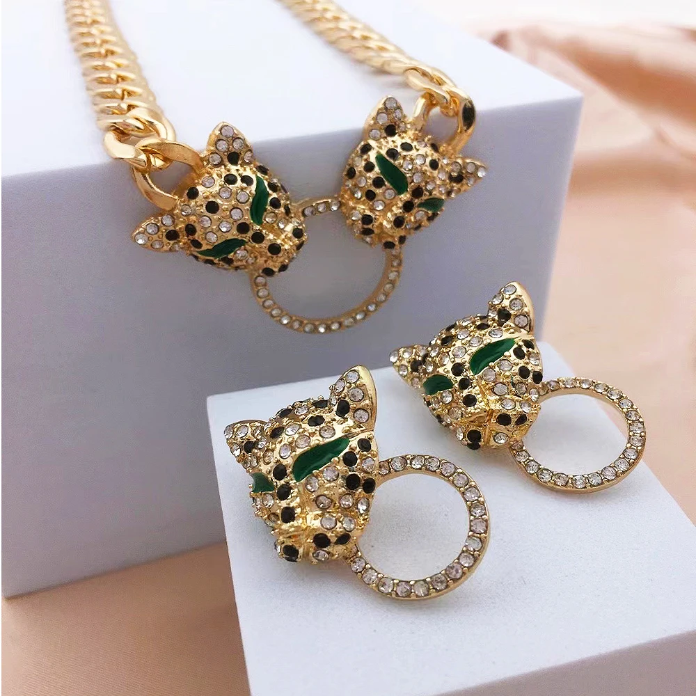 Женское ожерелье с леопардовым рисунком