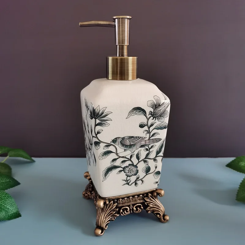 

Керамический диспенсер для мыла в виде пирамиды