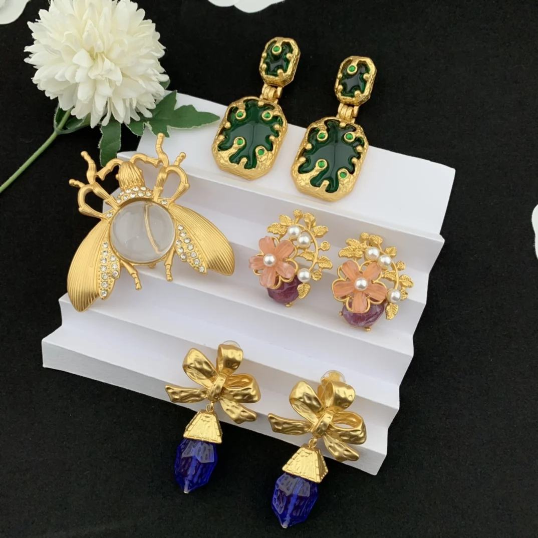 Антикварные серьги с бантом неправильной формы гравировкой цирконом