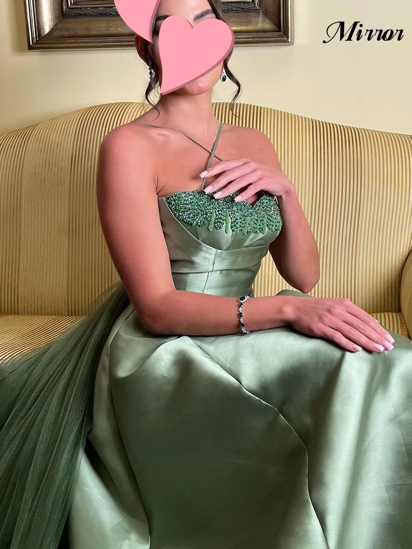 Женское винтажное платье с рюшами зеленое открытой спиной и зеркальным подолом