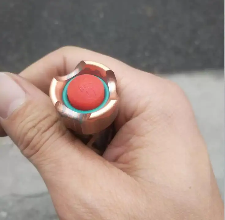 Рисунок 2 - Подержанный суперпроводящий фонарик