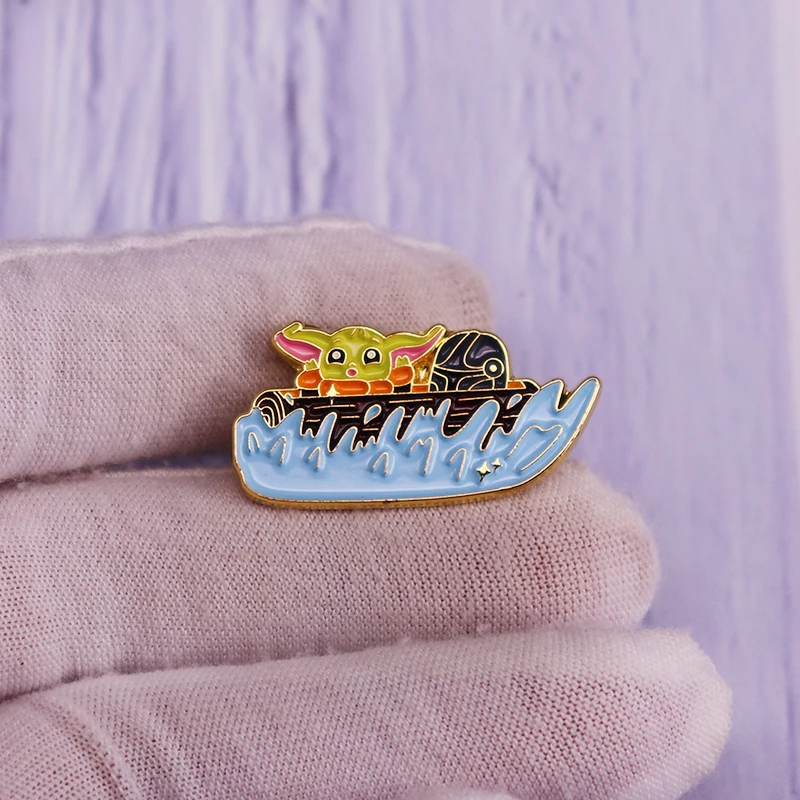 

Grogu (Baby-Yodaaa) And Mando Splash Mountain Enamel Pin Mandaloriannn Brooch Funny Novelty Badge Fashion Jewelry Decor