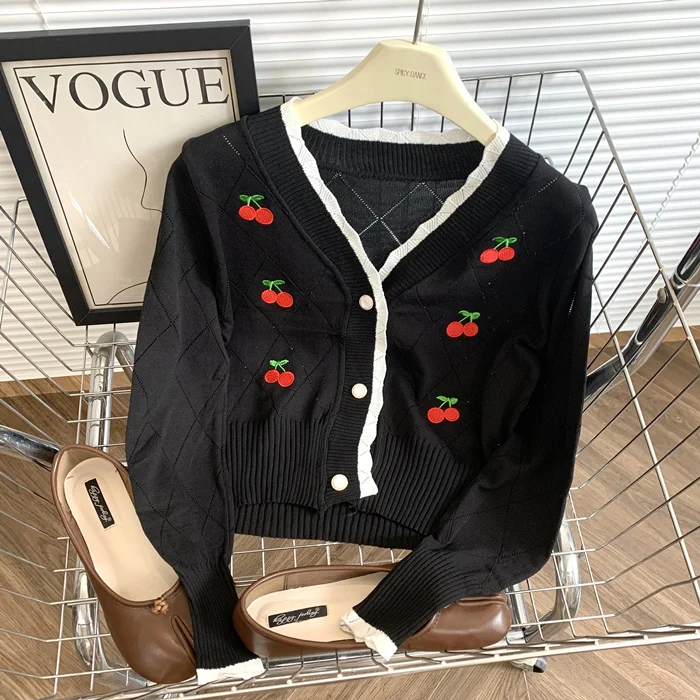 Женский вязаный кардиган с вышивкой вишни
