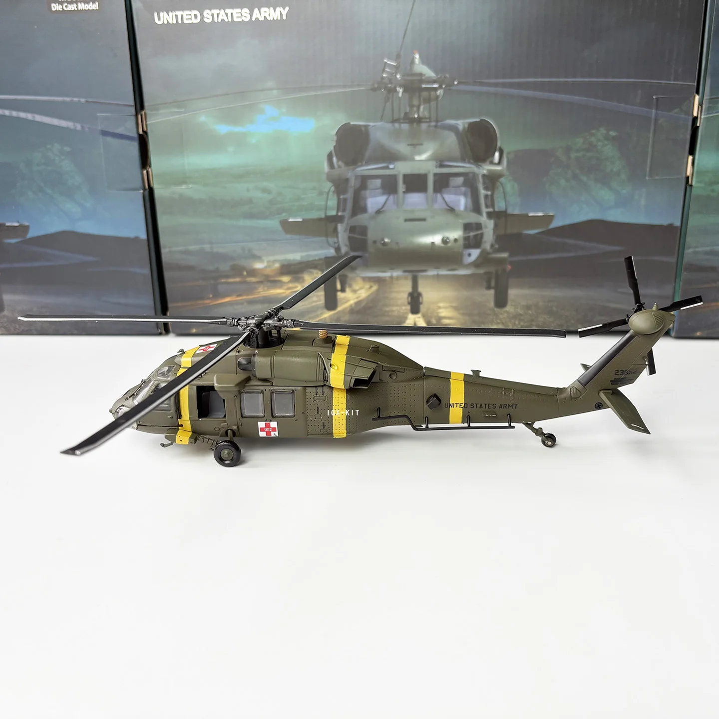 Фото Масштабная модель вертолета UH-60 Black Hawk США 1/72, готовая коллекционная модель военного самолета, сувенир, подарок №1