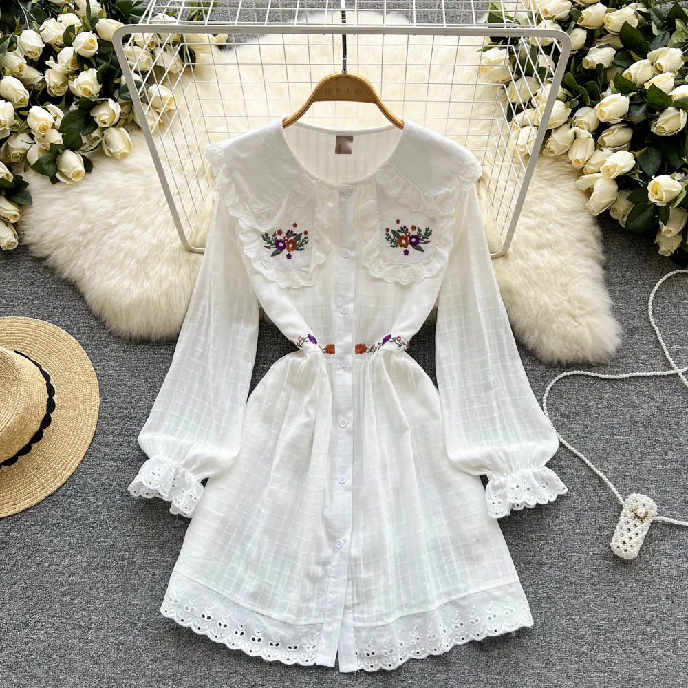 

Однобортное ретро-платье с кукольным воротником и французской вышивкой