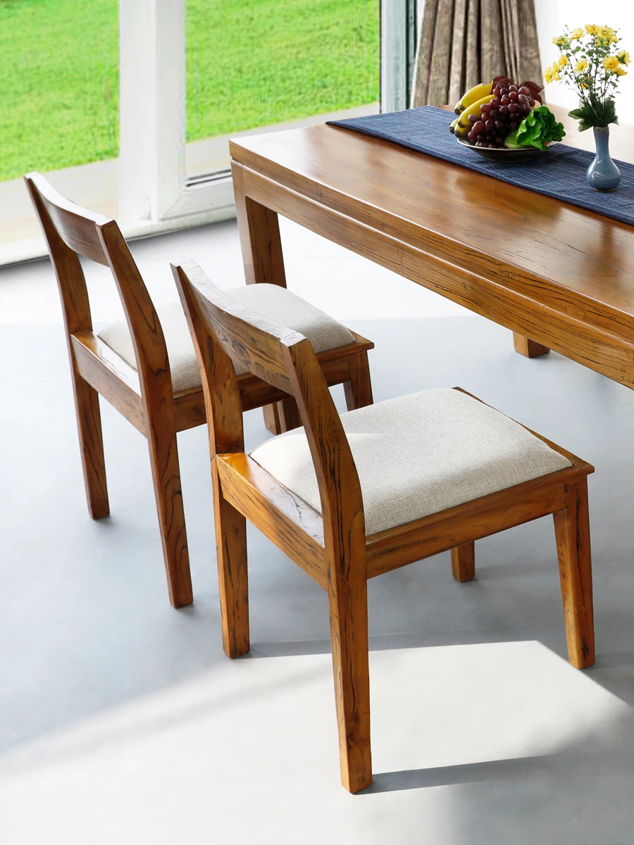 Обеденный стол из массива дерева с современным и минималистичным дизайном