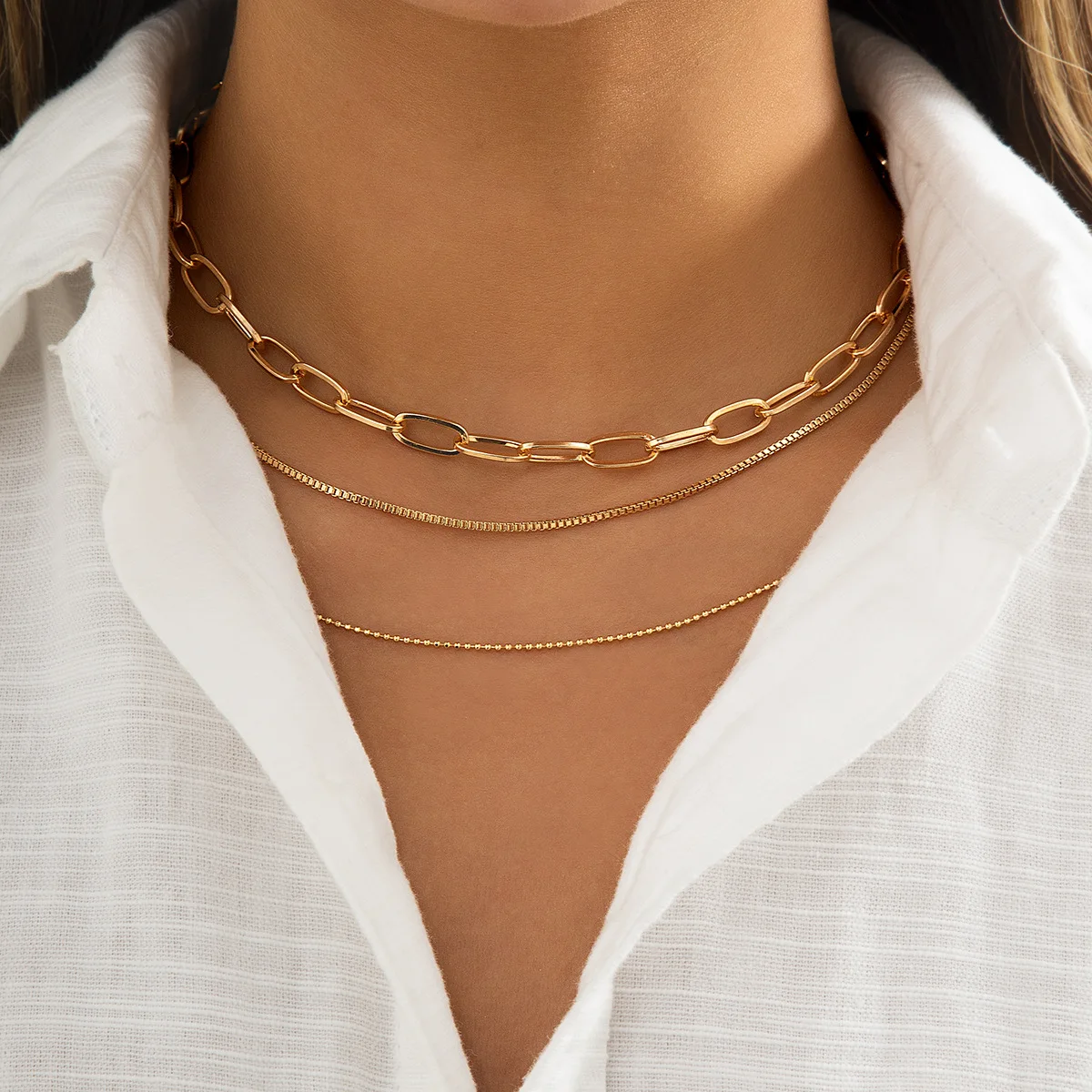 

Women with overlapping collarbone necklaces and versatile snake bone Chain Necklaces