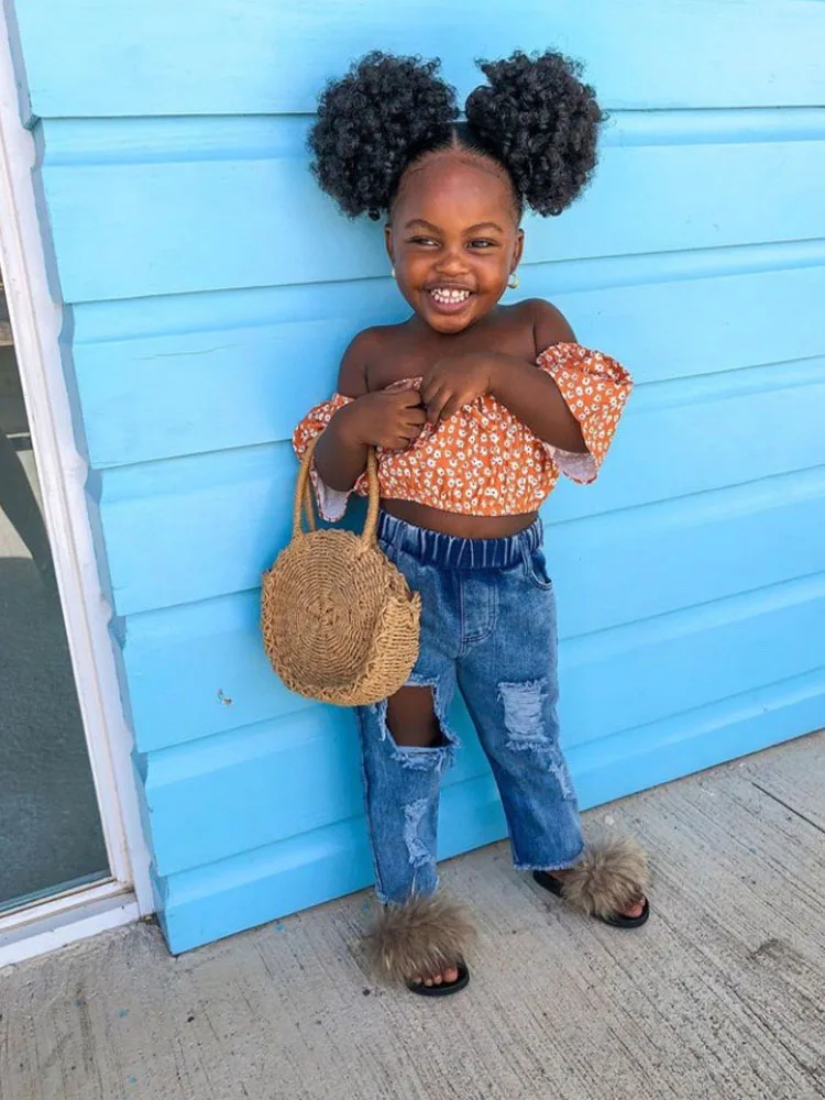 

Спортивный костюм для девочек, из двух предметов: топ с маргариткой и джинсы с дырками