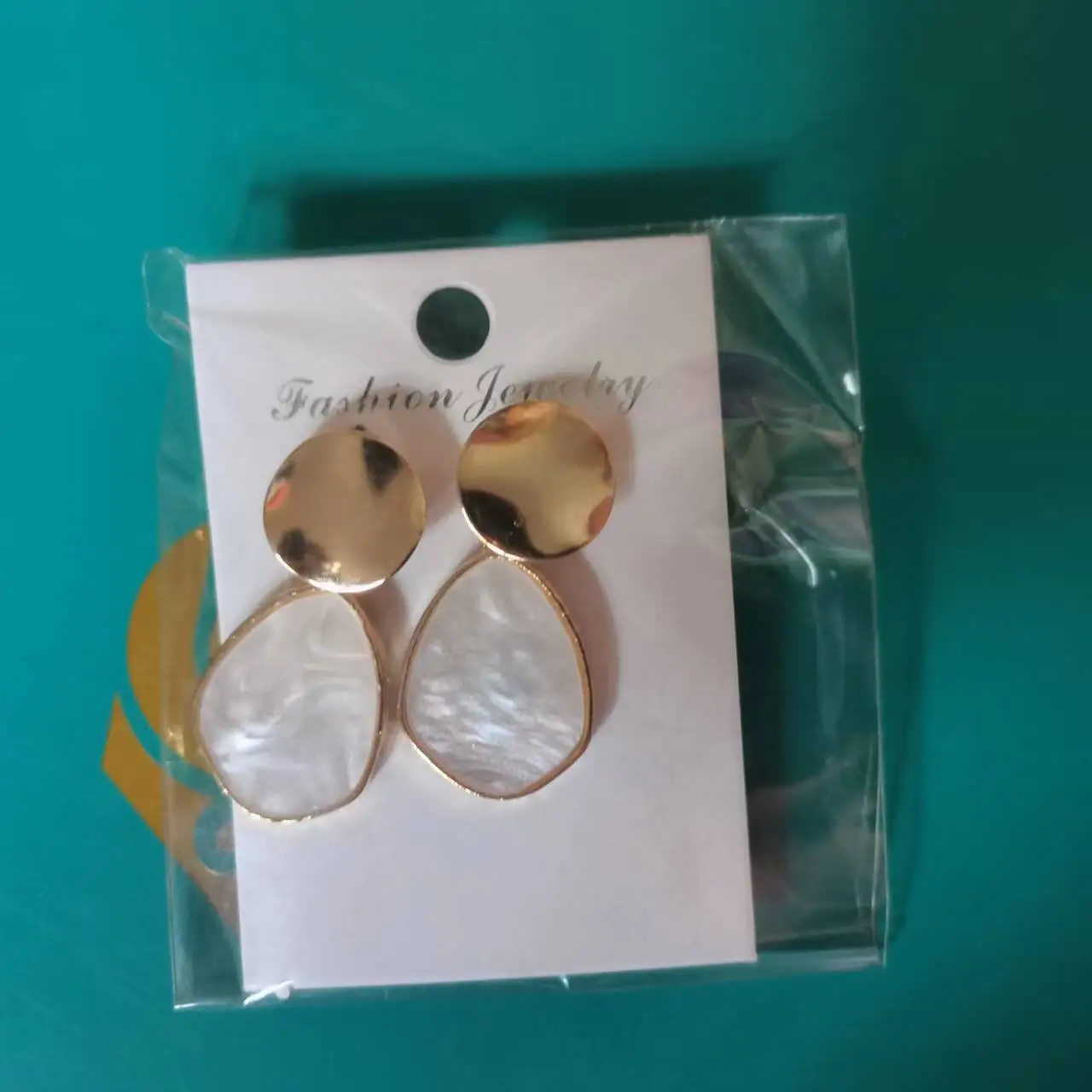 

European and American fashionable new earrings creative retro simple sequined acrylic earrings female earrings