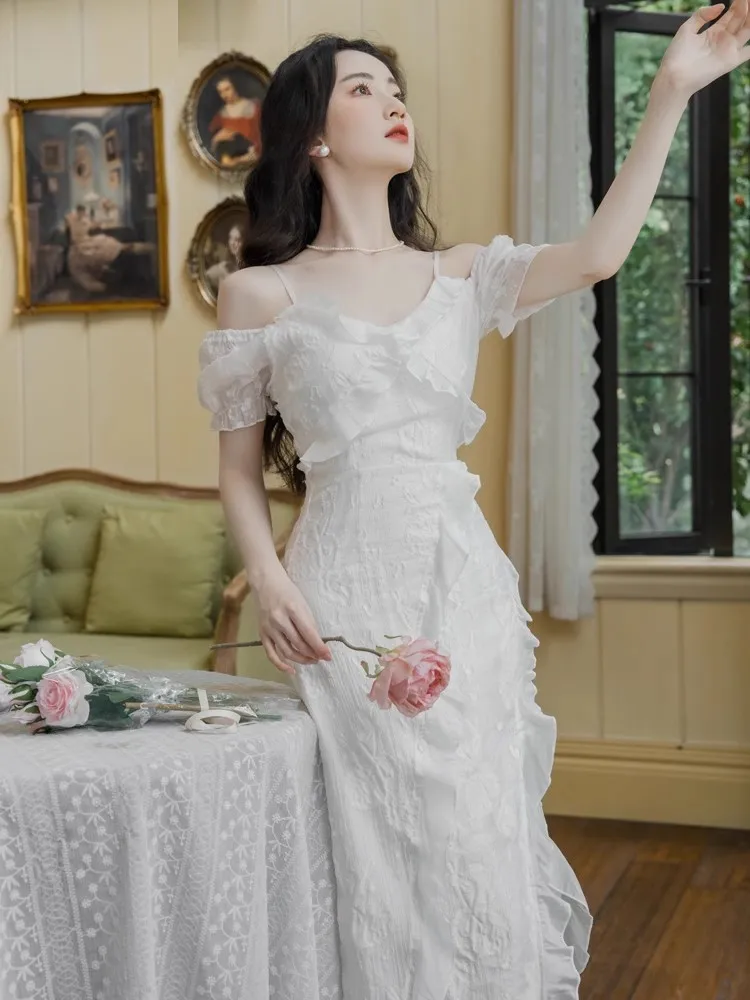 Французское белое светское платье-бретелька с нежным и красивым темпераментом