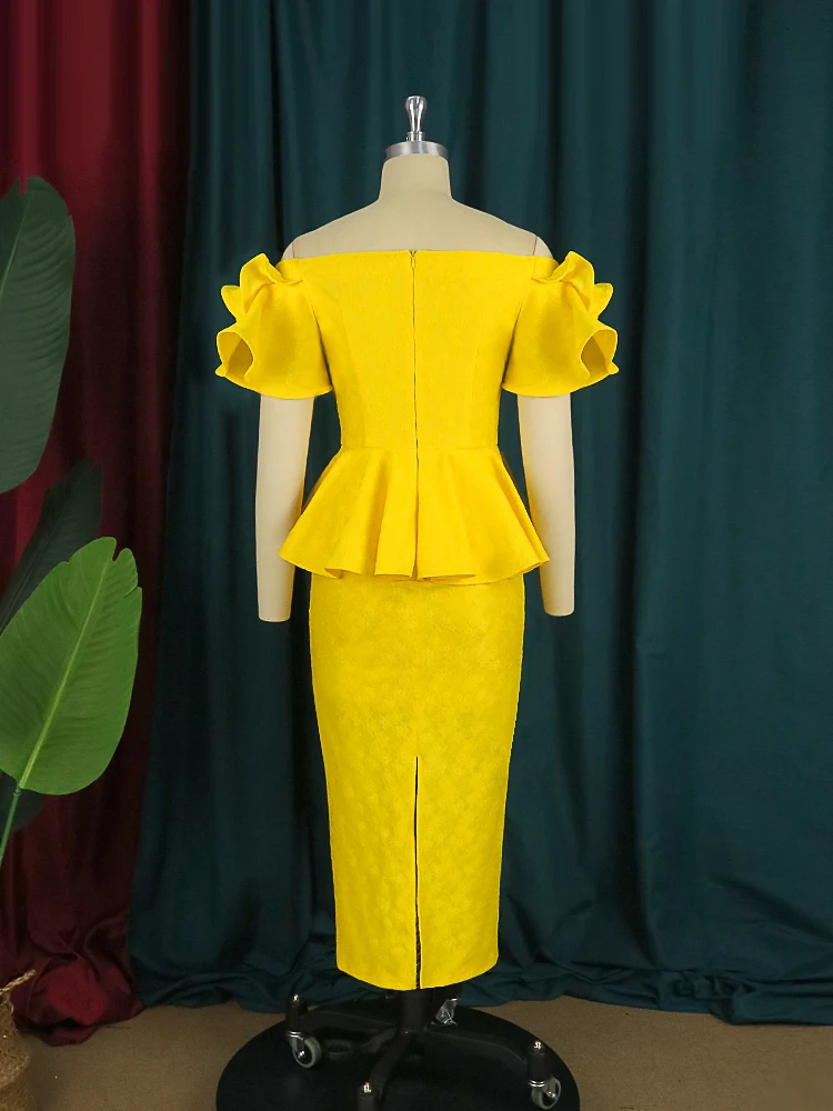 Облегающее платье с открытыми плечами воланом и коротким рукавом высокой талией