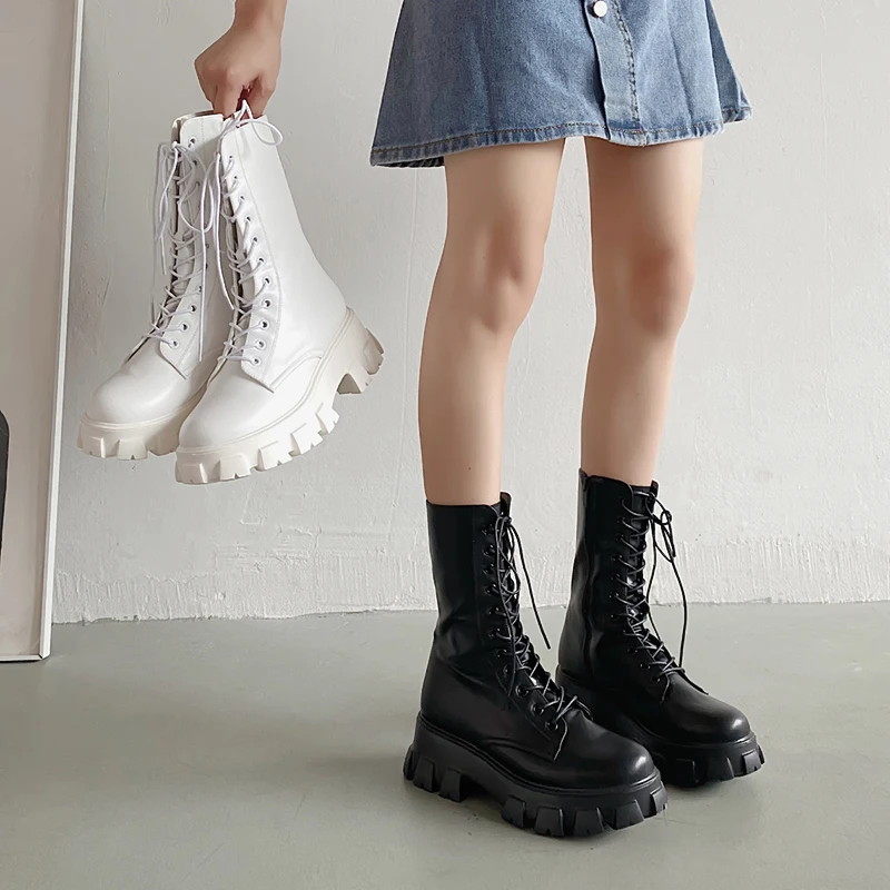 Женские резиновые ботинки на шнуровке до середины икры с круглым носком со