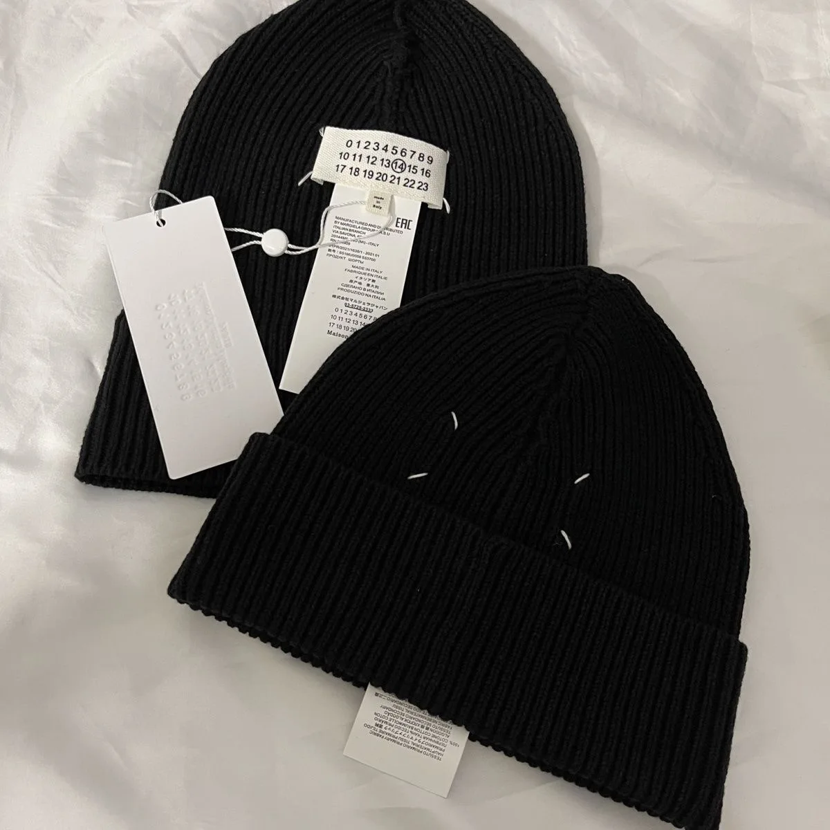 

2023 New Maison Margiela MM6 Number Badge Embroidered Knit Beanie Casual Dome Black Beanie for Men and Women
