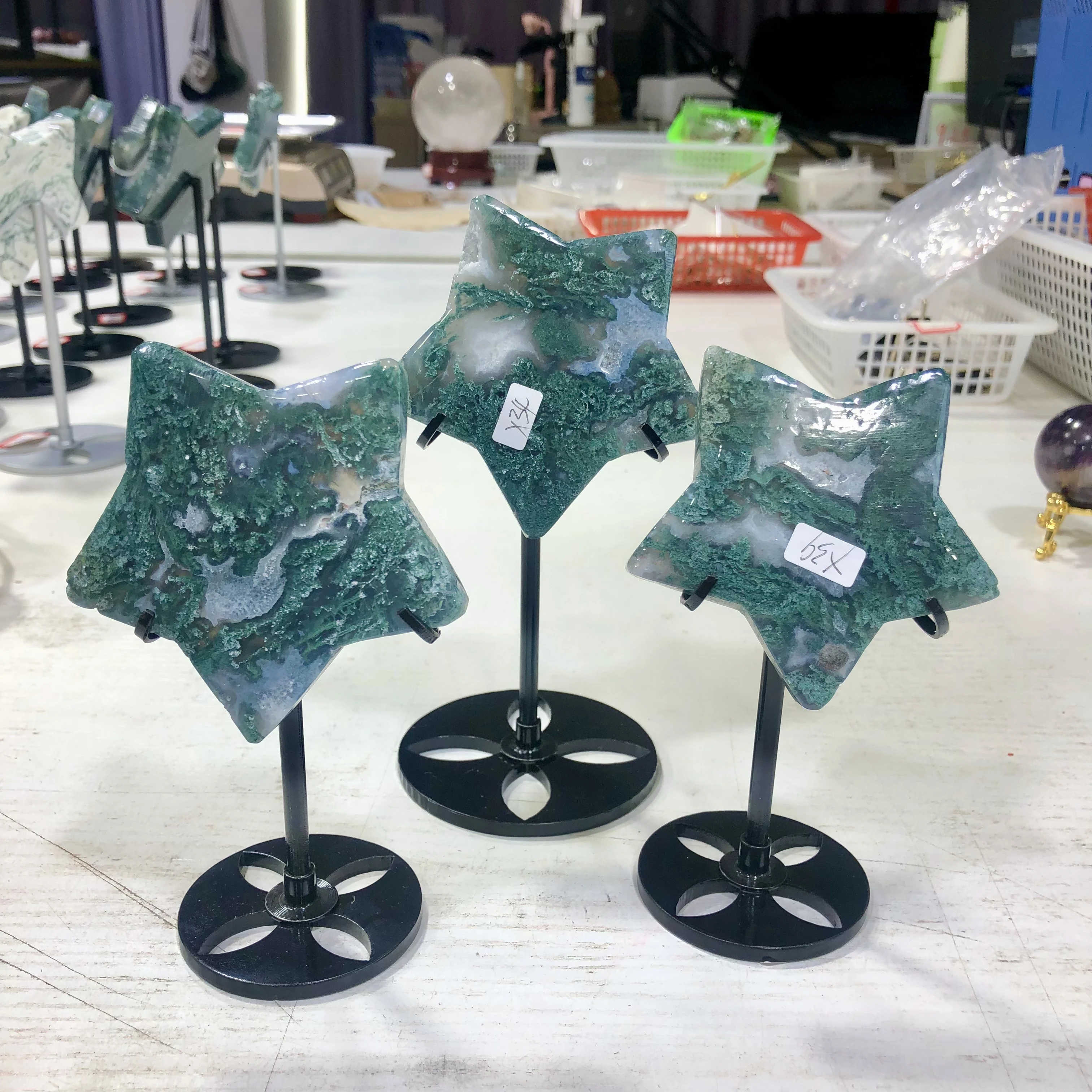 Резьба по драгоценным камню зеленого мха агата и звезды лечебные хрустальные