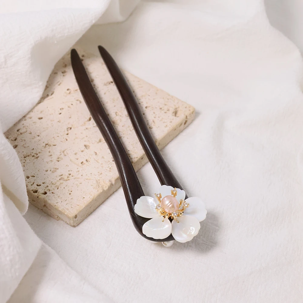 Заколка для волос в виде ракушки с цветком сандалового дерева и жемчугом