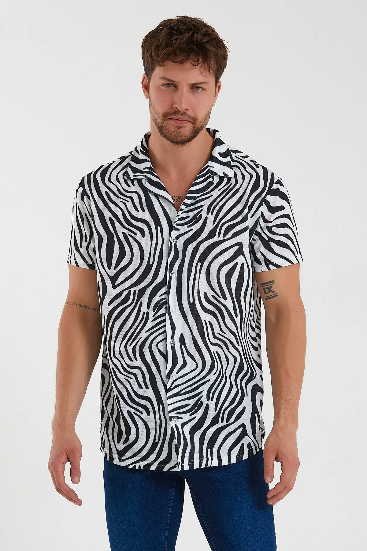 

Мужская Черная хлопковая рубашка с коротким рукавом и принтом, с воротником apдиагональю 21Y-4300594-09