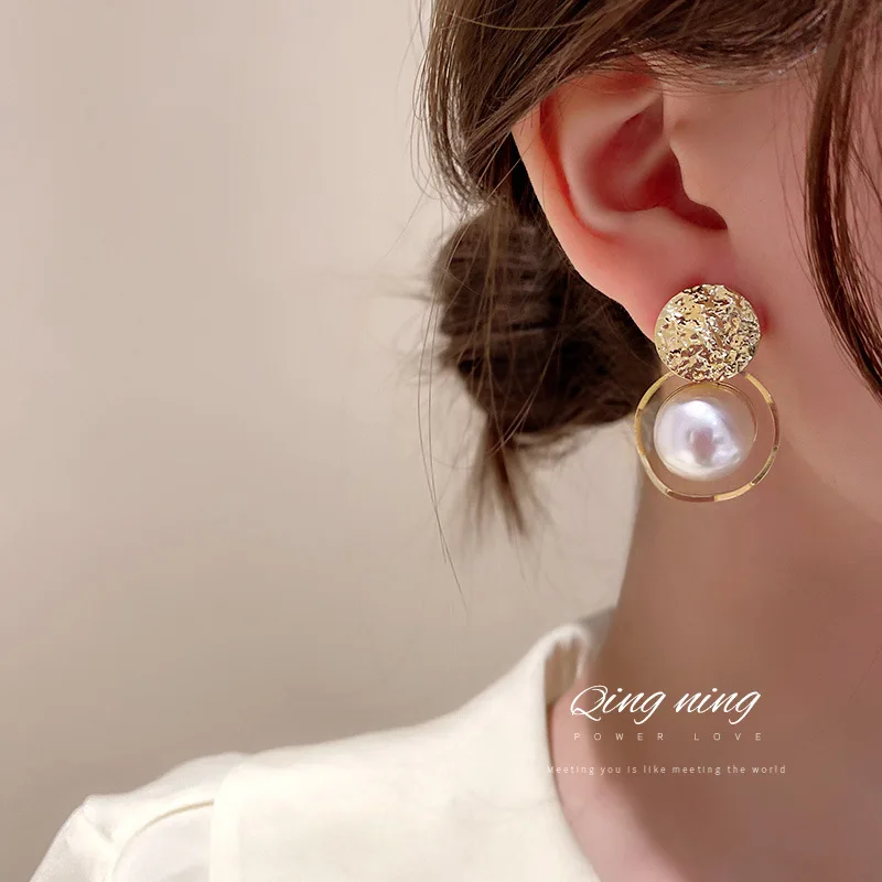 

French pearl earring 2022 new fashion niche design sense earring feminine temperament high sense of atmosphere ear stud