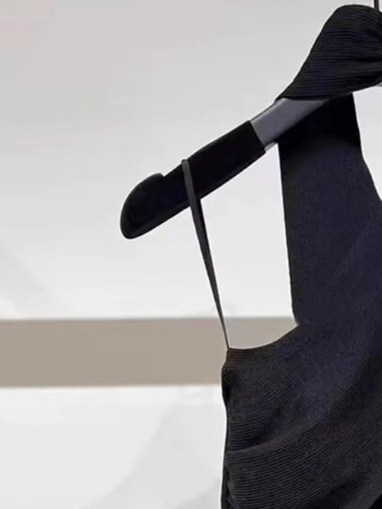 Женский трикотажный костюм черный свитер в рубчик с V-образным вырезом и