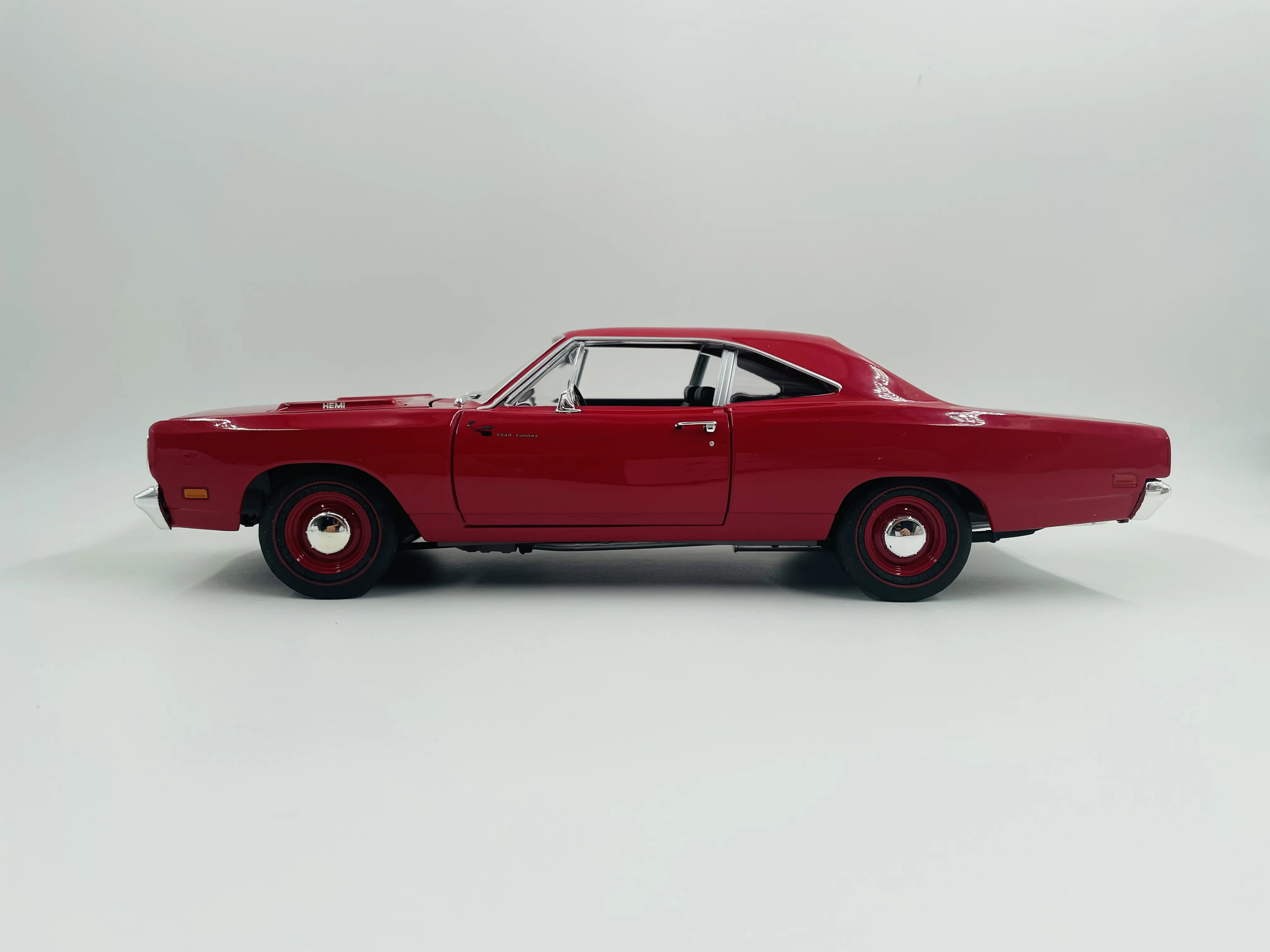 

autoworld 1:18 1969 Plymouth Road Runner Collection of Die-casting Simulation Alloy Model Children Toys