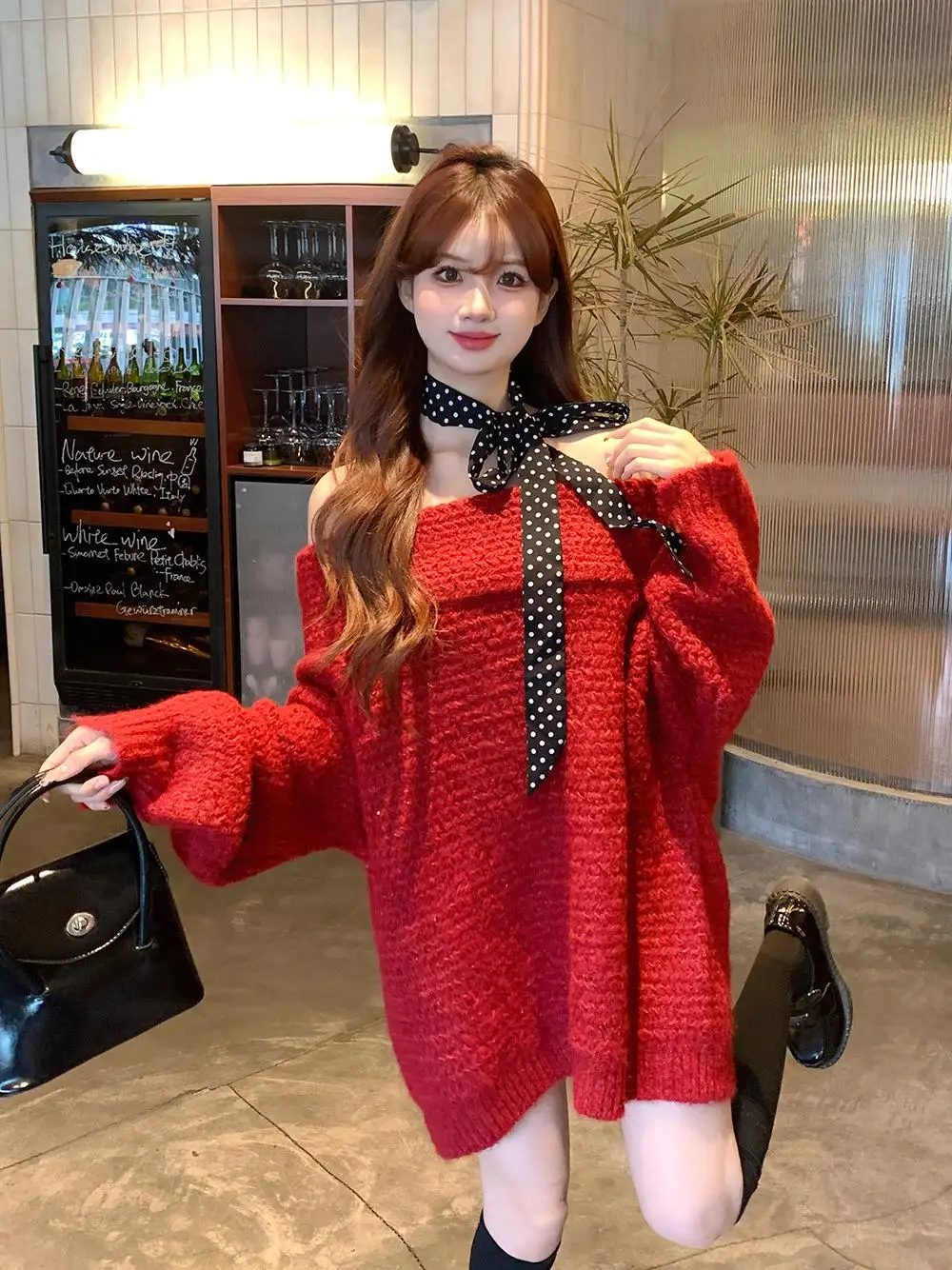 Рождественский красный вязаный свитер средней длины с открытыми плечами женский