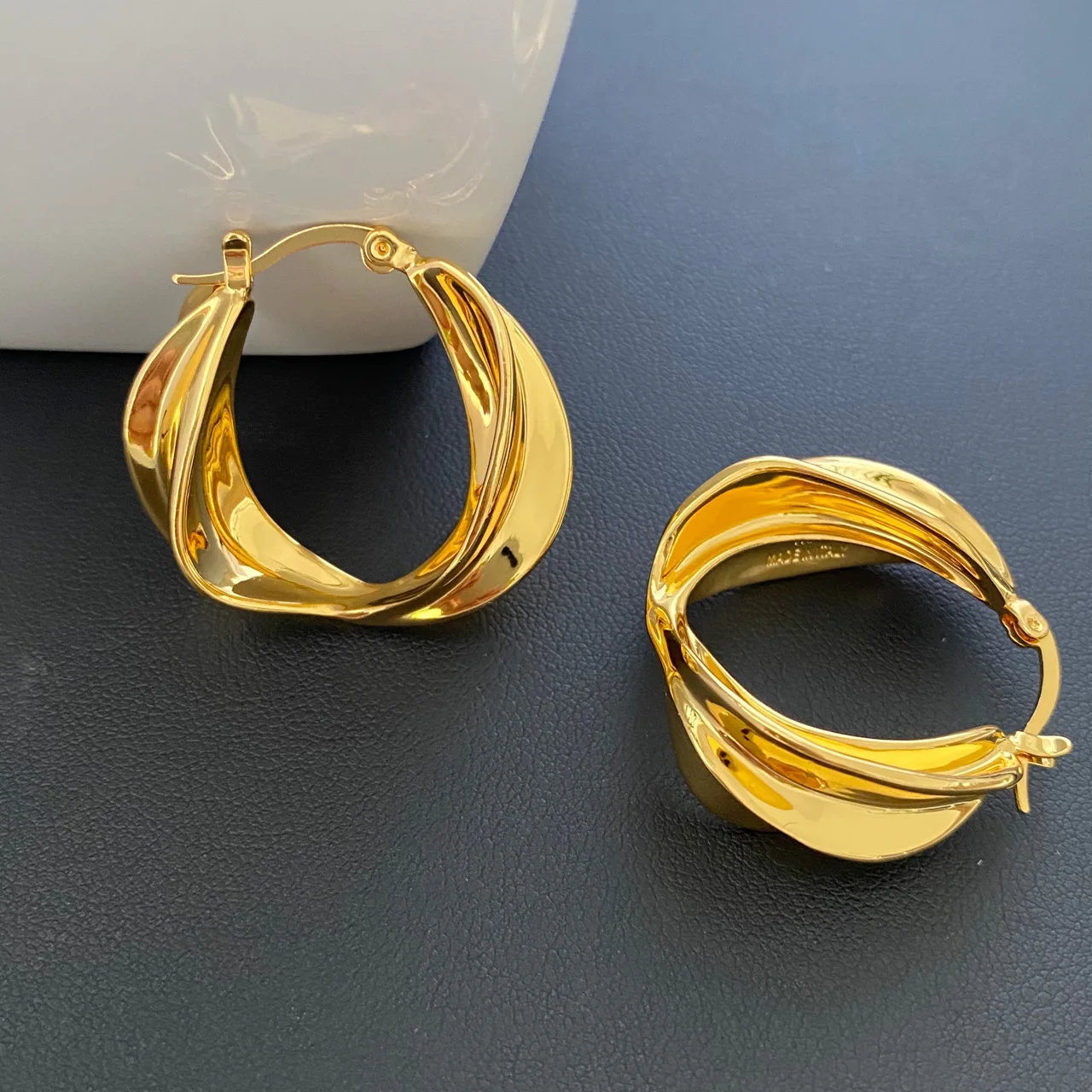 

Round fashion tornado hoop earrings