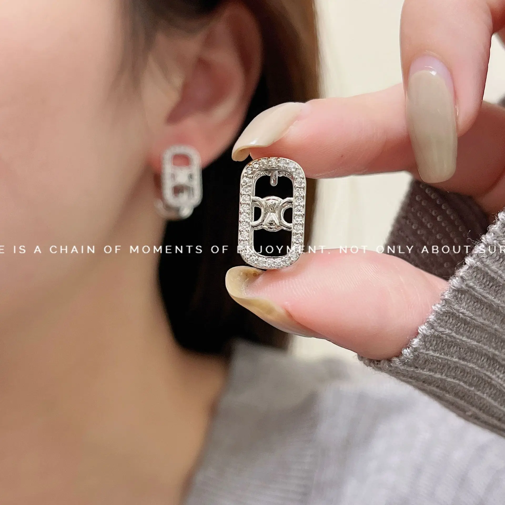 

New square diamond-encrusted hollowed-out letter earrings Instagram light luxury all matching earrings Free shipping