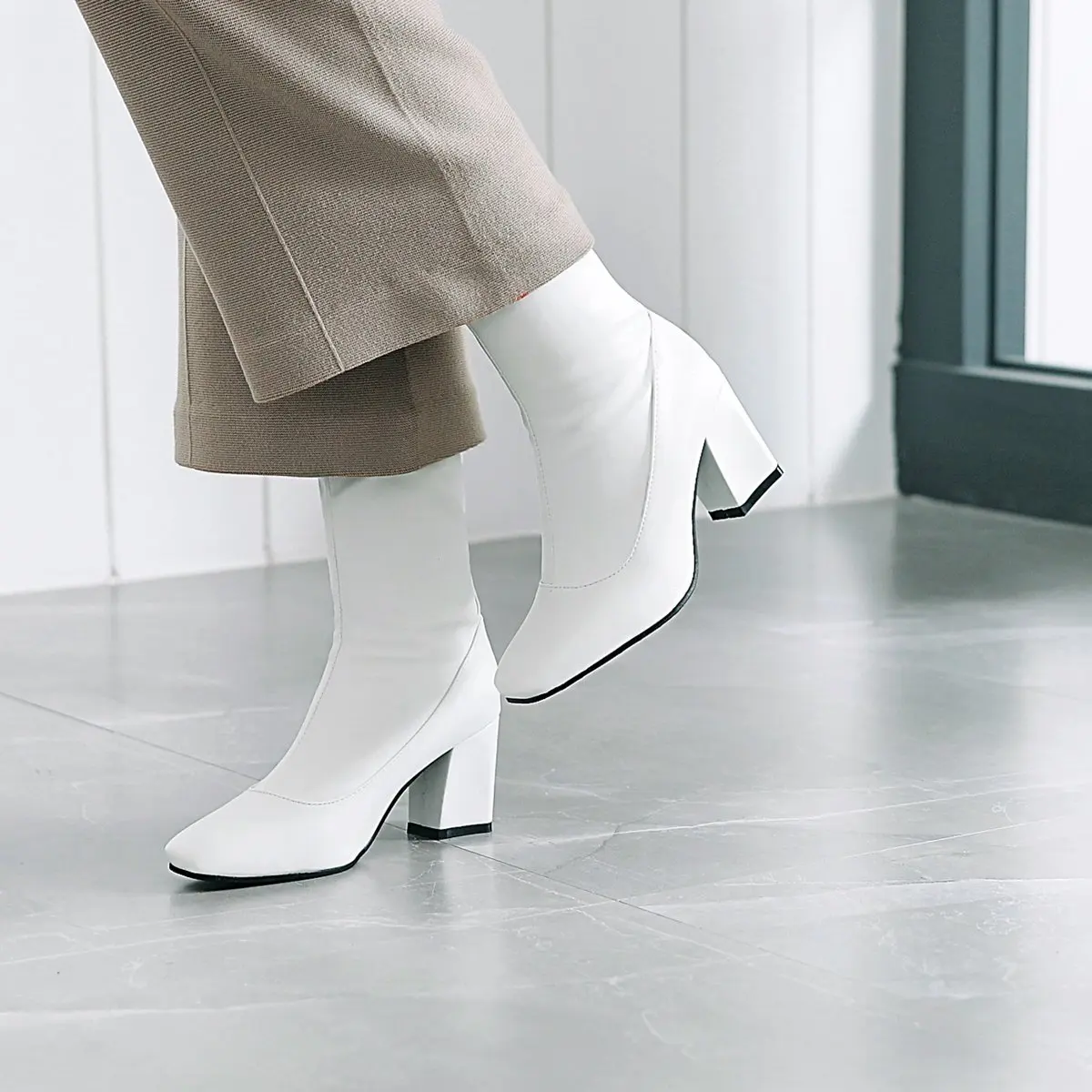 

2022 Winter Chunky Heels Pure Color White Ladies Boots Consice Zipper Block Heels Short Boots Big Size 41 42 43 44 45 46 47 48