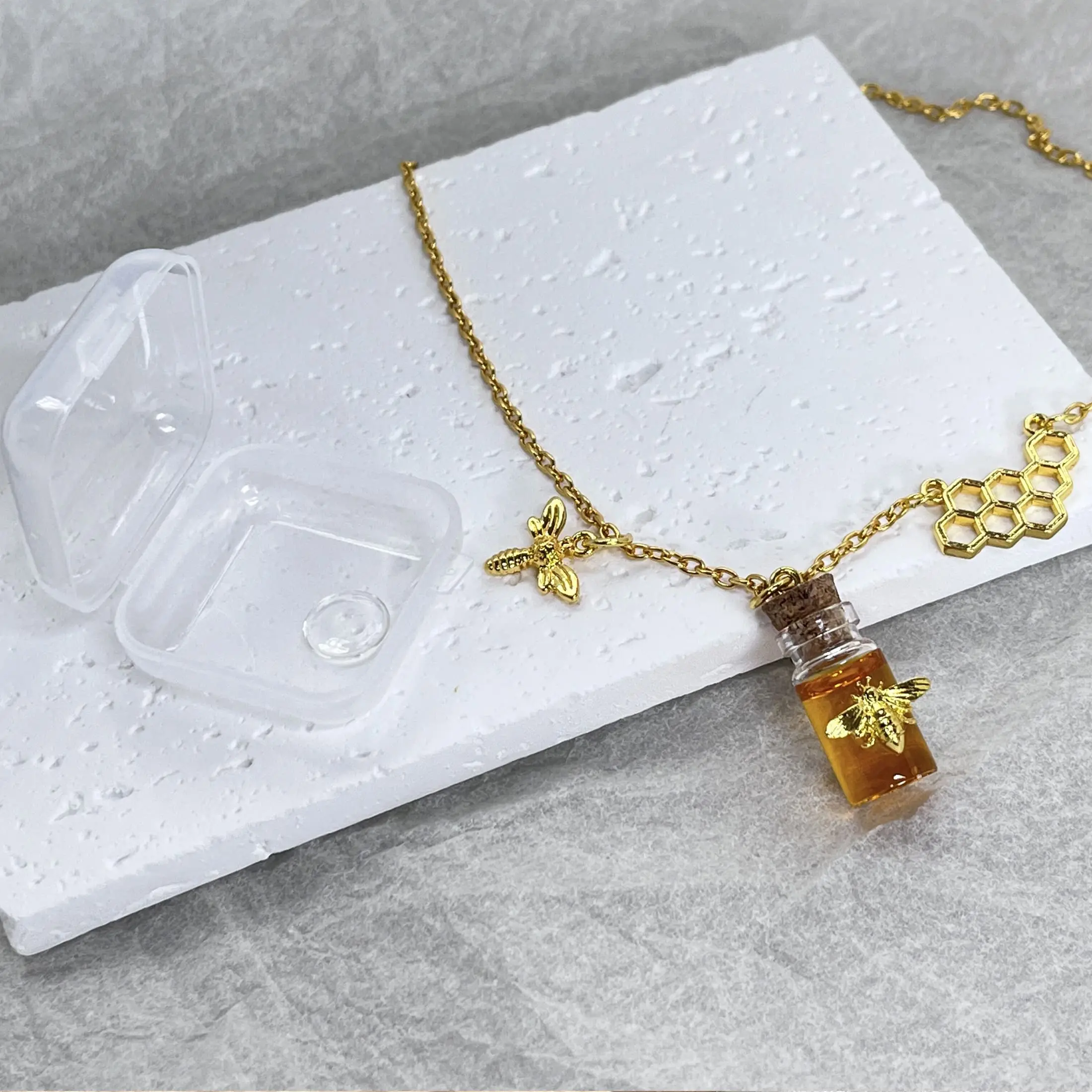 Ожерелье в виде шмеля