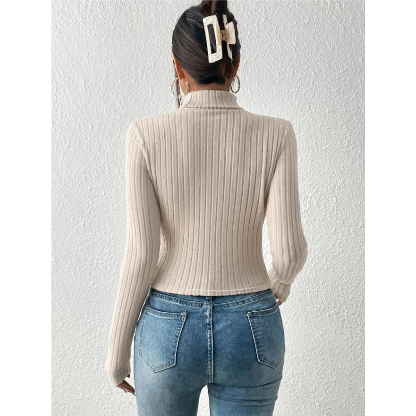 Женская трикотажная футболка с вырезами на груди и длинным рукавом