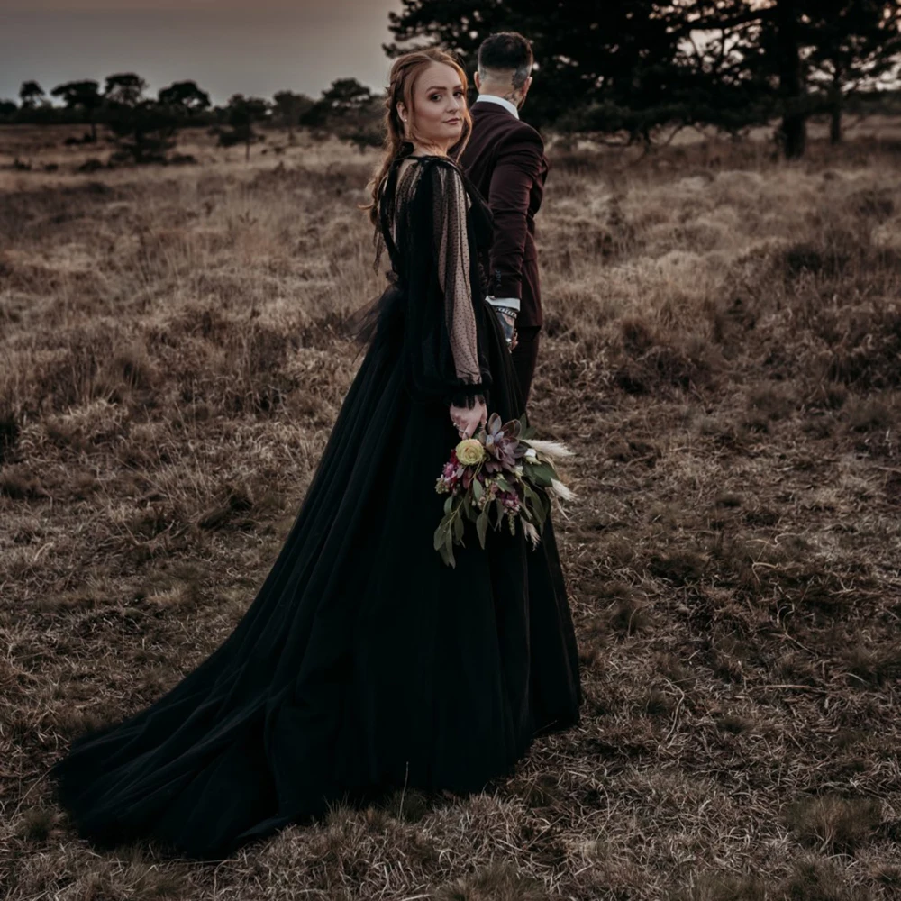 

Платье свадебное с длинным рукавом, черный тюль в горошек, V-образный вырез, открытая спина, в готическом стиле, альтернативная фотография на...