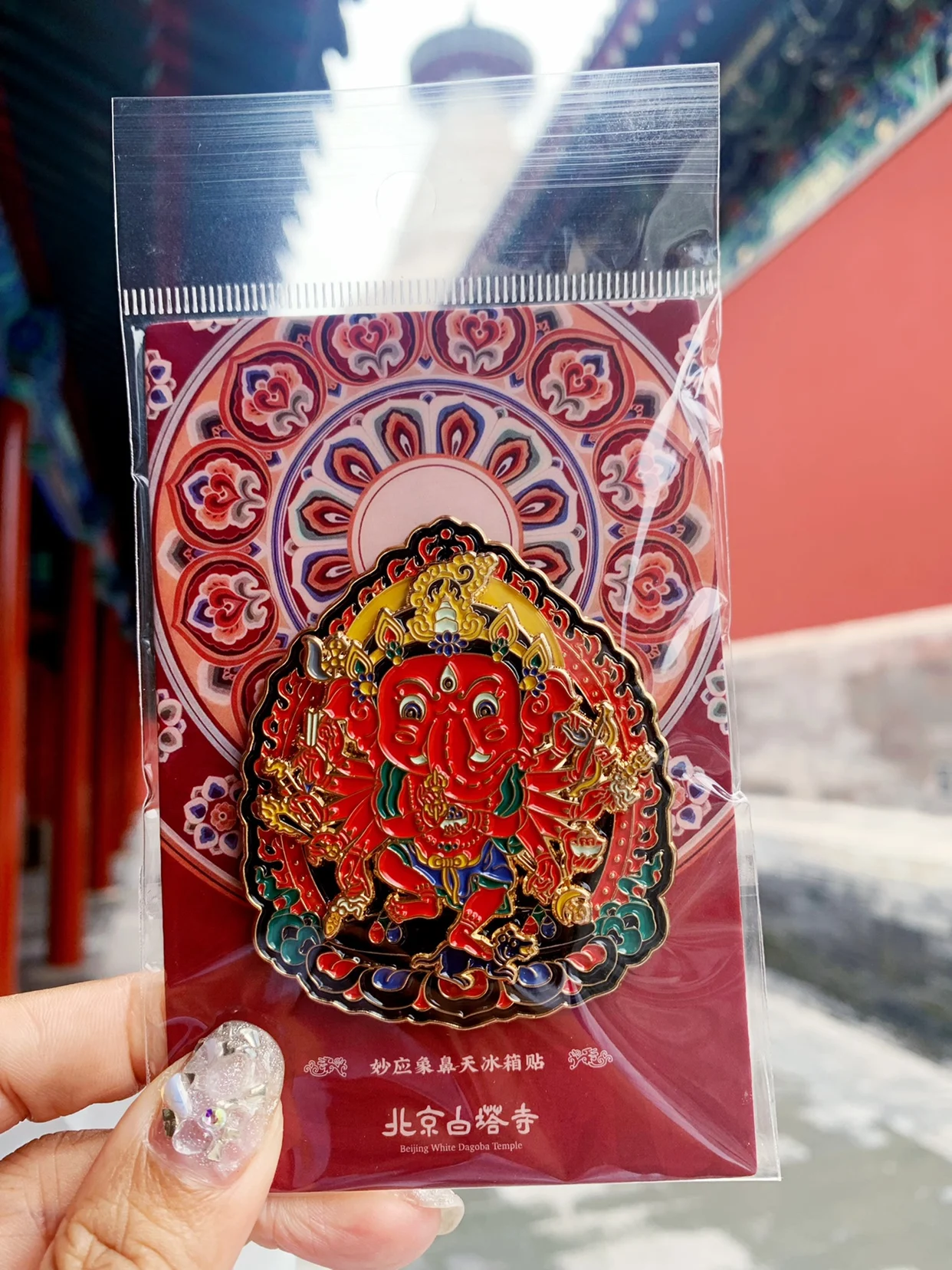 Наклейка на холодильник с золотой крылатой птицей большой черный нос слона