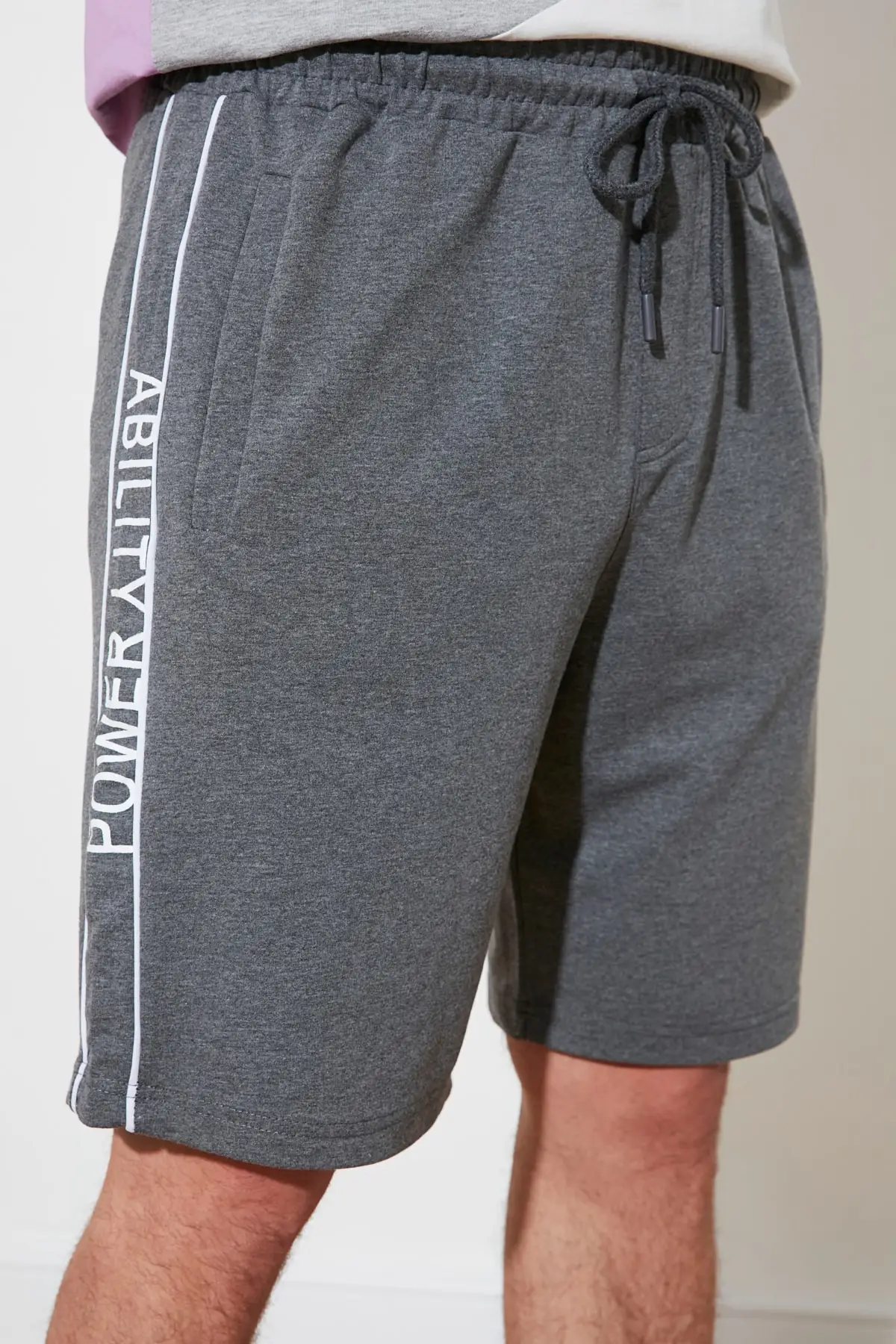 

Trendyol Men 'S Regular Fit Printed Shorts & Bermuda TMNSS21SR0199