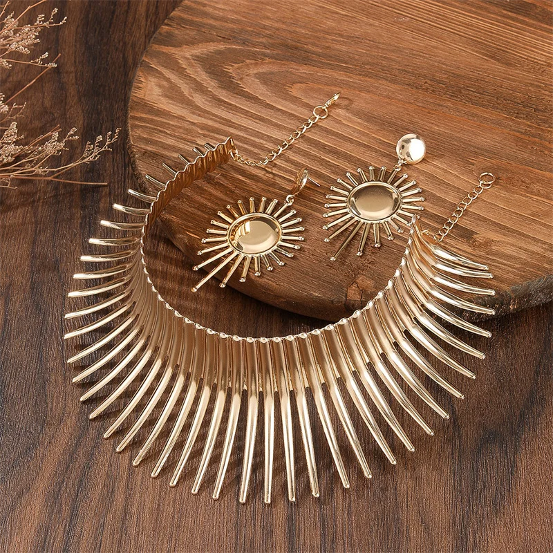 Комплект из колье и серёг золотистого цвета