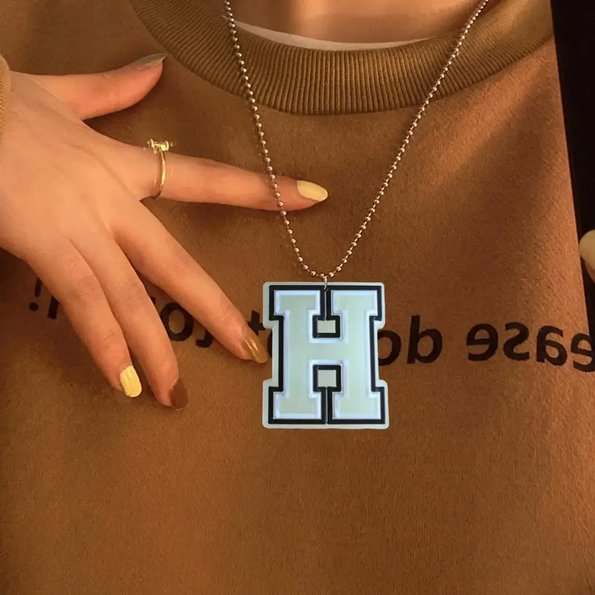 Amazon флуоресцентное ожерелье с буквами 26 бусин простое универсальное модное