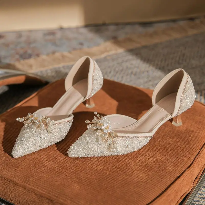 Женские туфли с острым носком и кристаллами 2024 элегантные повседневные женские