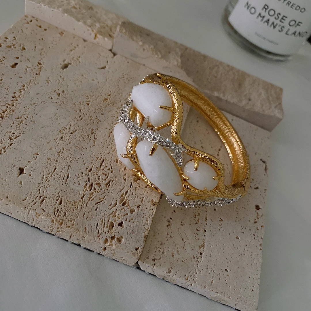 

Призрачный дизайнерский натуральный белый нефритовый преувеличенный индивидуальный браслет