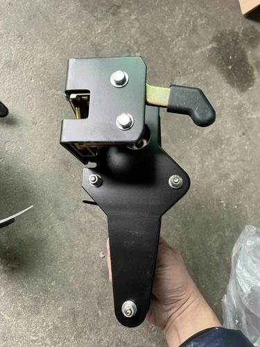 

Замок ручки кабины трактора John Deere